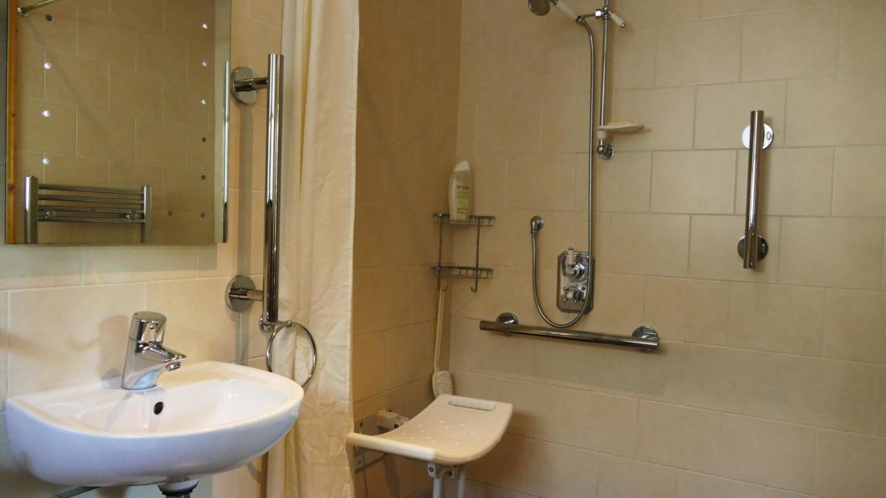 Cosy Ground Floor Disabled Friendly Room In Farm House Llandderfel エクステリア 写真