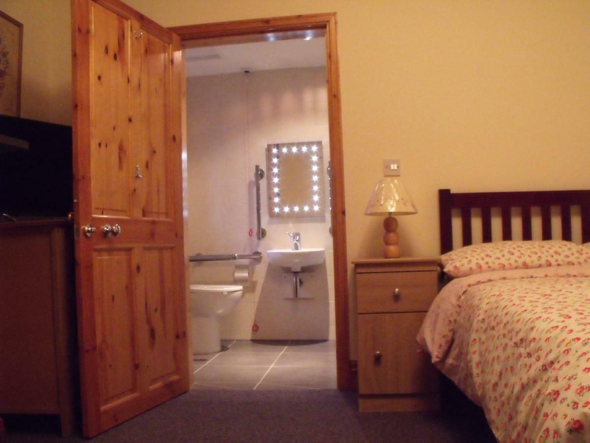 Cosy Ground Floor Disabled Friendly Room In Farm House Llandderfel エクステリア 写真
