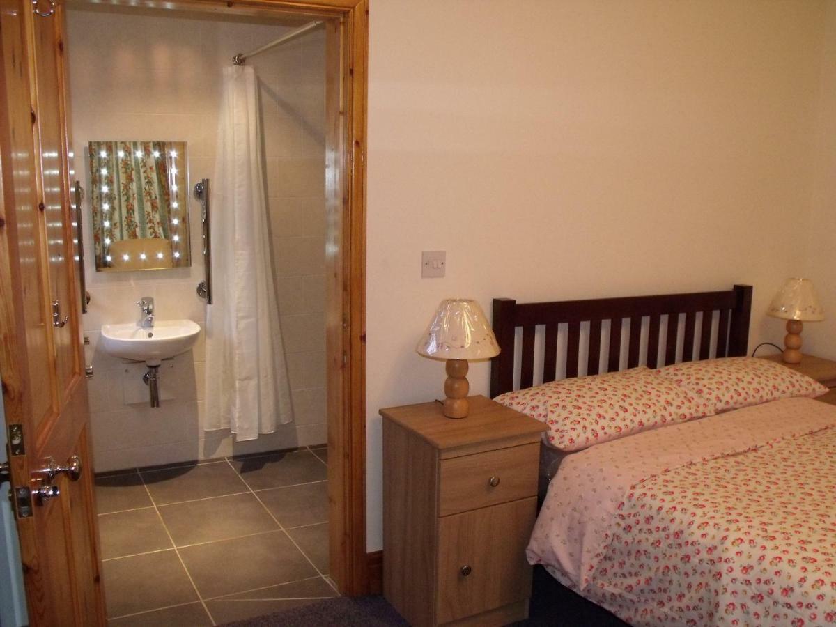 Cosy Ground Floor Disabled Friendly Room In Farm House Llandderfel エクステリア 写真