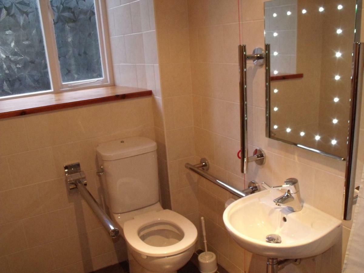 Cosy Ground Floor Disabled Friendly Room In Farm House Llandderfel エクステリア 写真