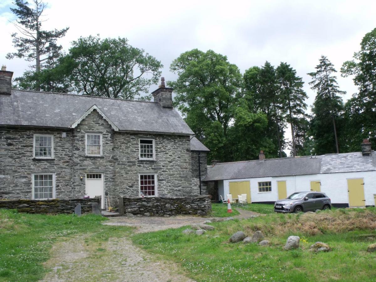 Cosy Ground Floor Disabled Friendly Room In Farm House Llandderfel エクステリア 写真